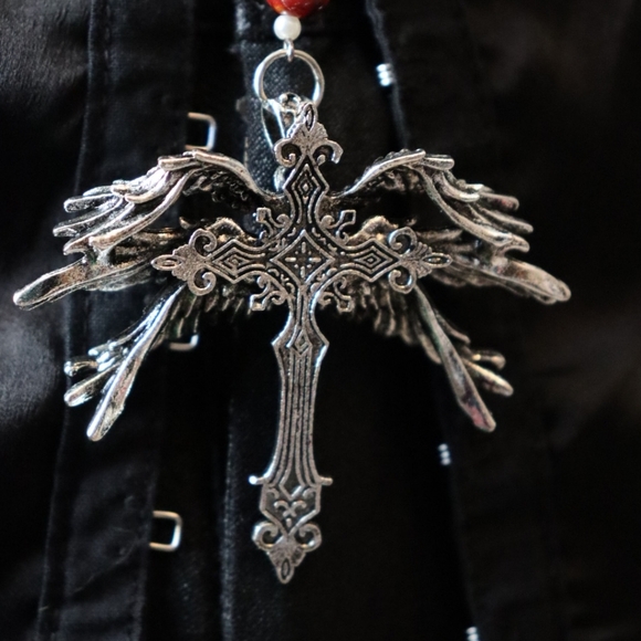 Elegant Red and Black Beaded Necklace - Picture 2 of 7